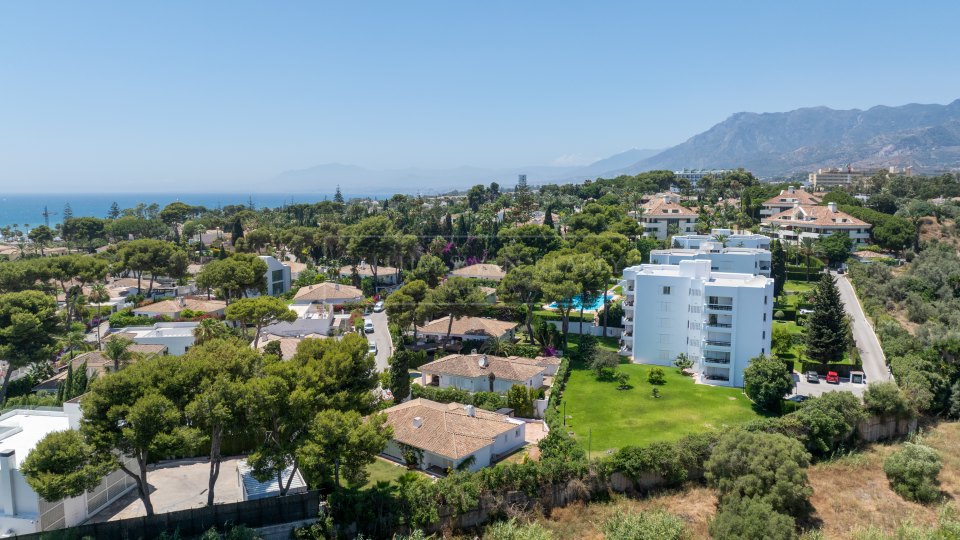 Marbella Este, Ático de tres dormitorios frente a la playa en Los Monteros, Marbella Este