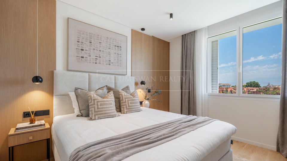 Marbella Este, Ático de tres dormitorios frente a la playa en Los Monteros, Marbella Este