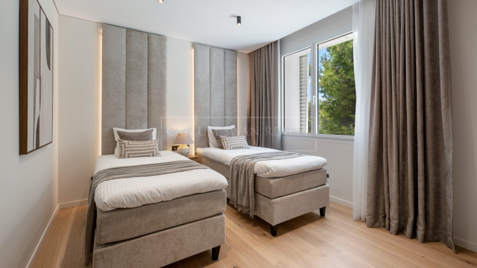 Marbella Este, Ático de tres dormitorios frente a la playa en Los Monteros, Marbella Este