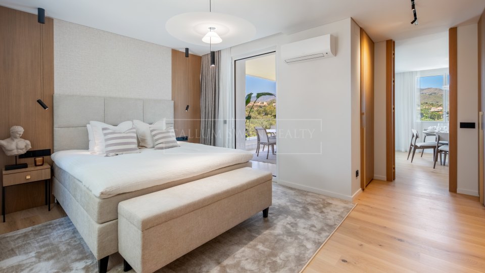 Marbella Este, Ático de tres dormitorios frente a la playa en Los Monteros, Marbella Este