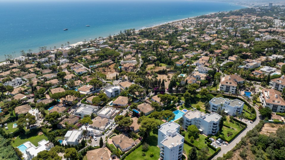 Marbella Este, Ático de tres dormitorios frente a la playa en Los Monteros, Marbella Este