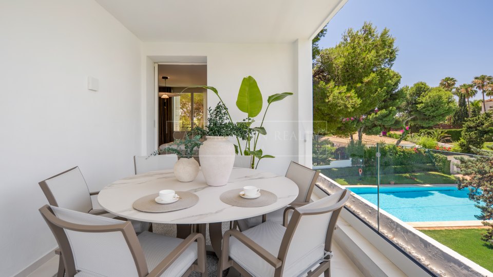 Marbella Este, Ático de tres dormitorios frente a la playa en Los Monteros, Marbella Este