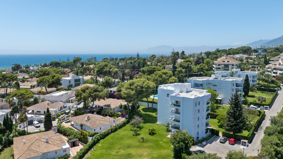 Marbella Este, Ático de tres dormitorios frente a la playa en Los Monteros, Marbella Este