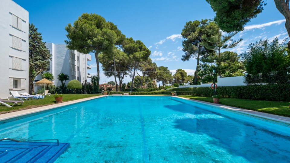 Marbella Este, Ático de tres dormitorios frente a la playa en Los Monteros, Marbella Este