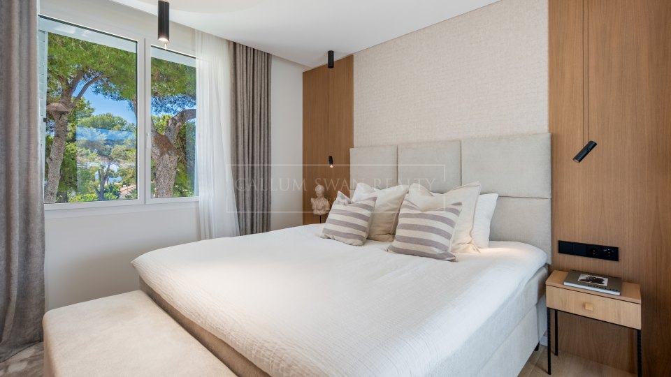 Marbella Este, Ático de tres dormitorios frente a la playa en Los Monteros, Marbella Este