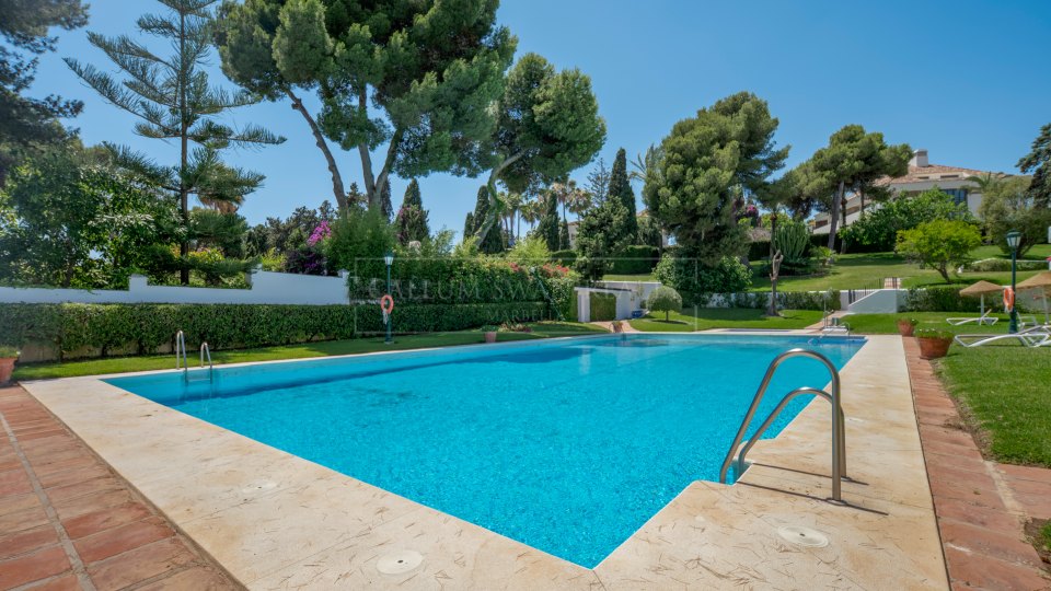 Marbella Este, Ático de tres dormitorios frente a la playa en Los Monteros, Marbella Este