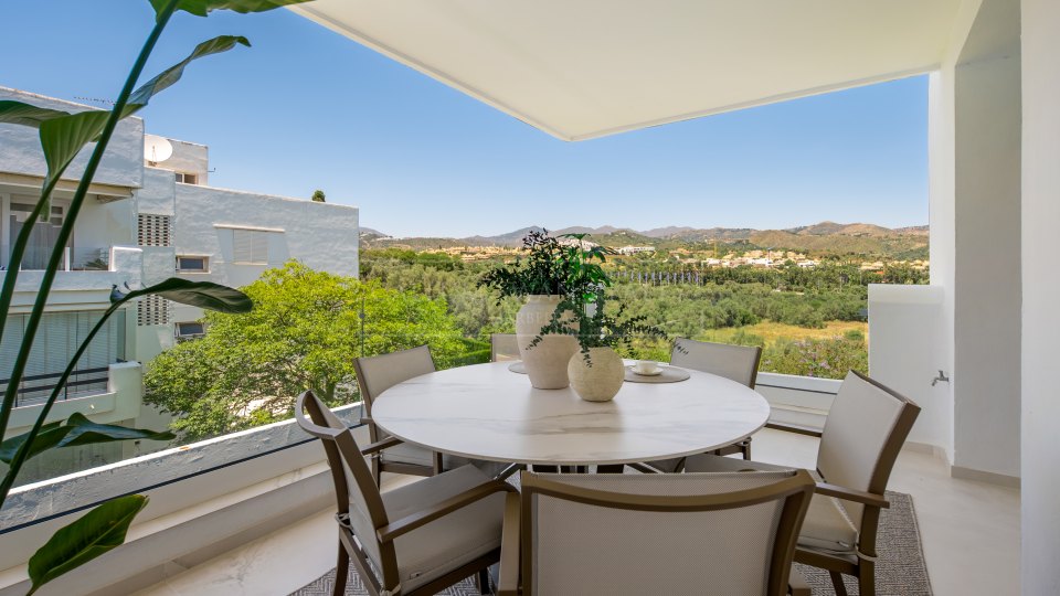 Marbella Este, Ático de tres dormitorios frente a la playa en Los Monteros, Marbella Este