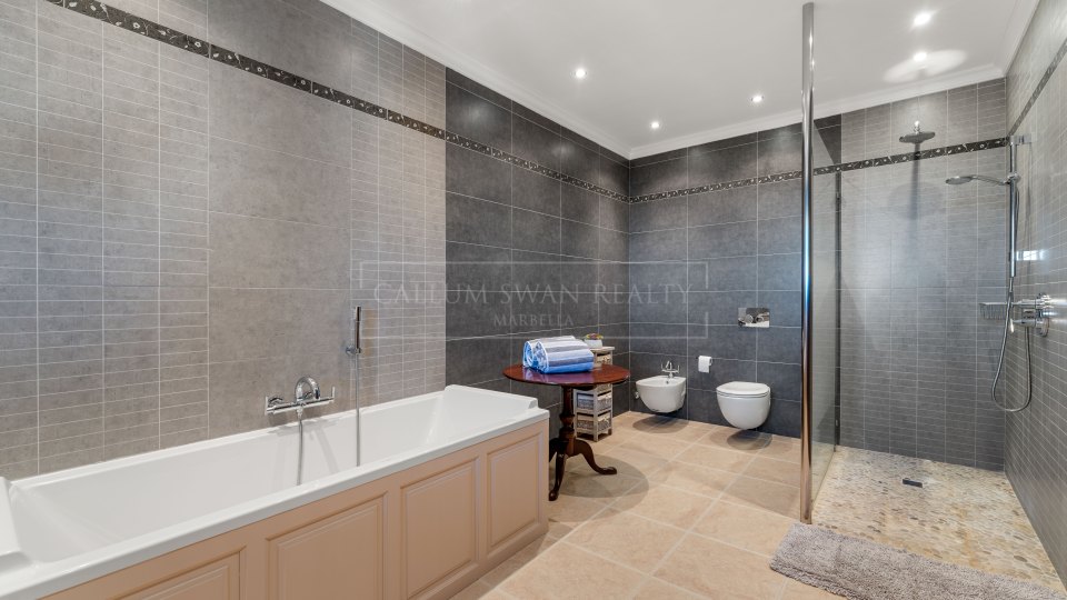 Estepona, Elegant Five-Bedroom Villa with Sea Views in El Velerín, Estepona
