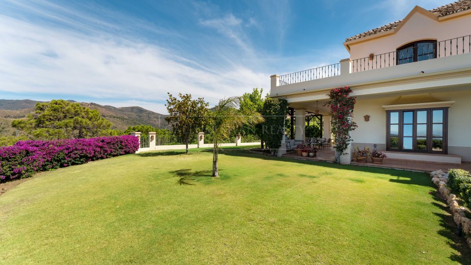 Estepona, Elegant Five-Bedroom Villa with Sea Views in El Velerín, Estepona