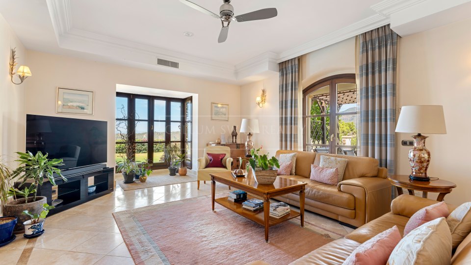 Estepona, Elegant Five-Bedroom Villa with Sea Views in El Velerín, Estepona