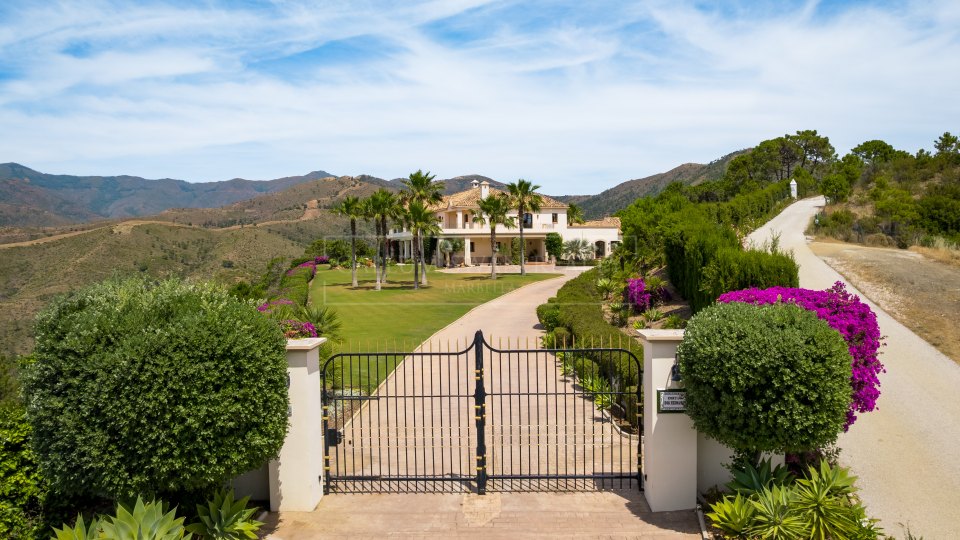 Estepona, Elegant Five-Bedroom Villa with Sea Views in El Velerín, Estepona