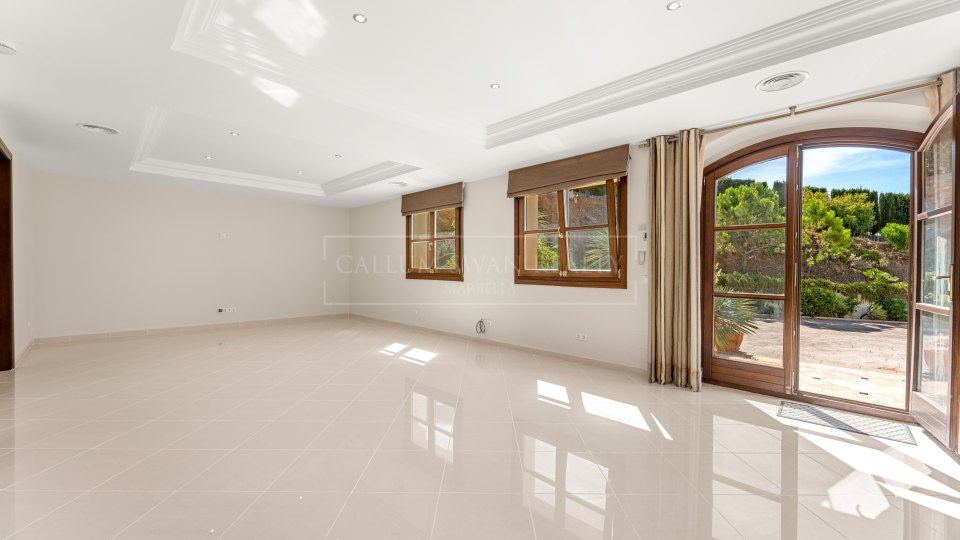 Estepona, Elegant Five-Bedroom Villa with Sea Views in El Velerín, Estepona