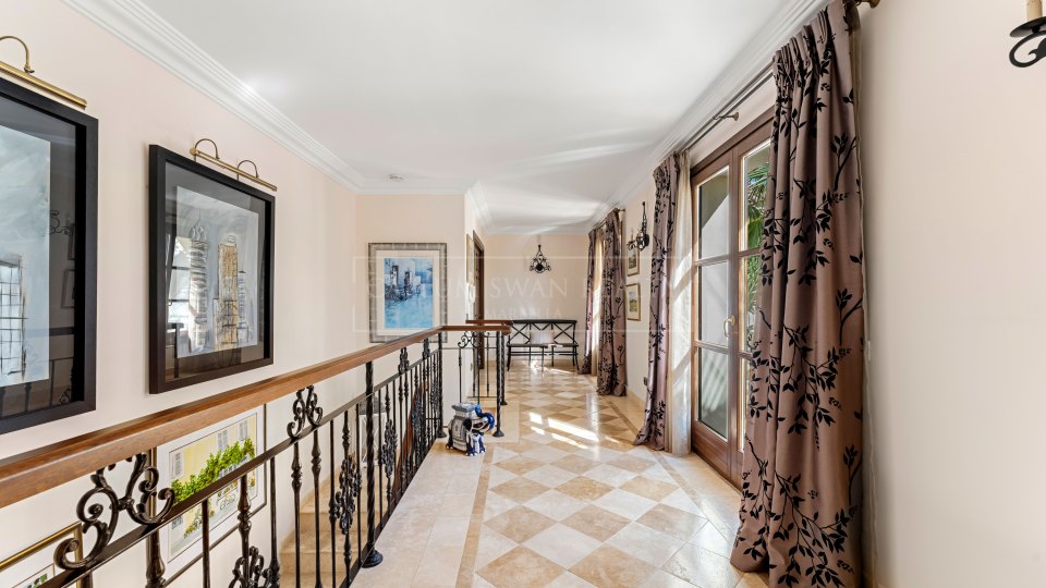 Estepona, Elegant Five-Bedroom Villa with Sea Views in El Velerín, Estepona