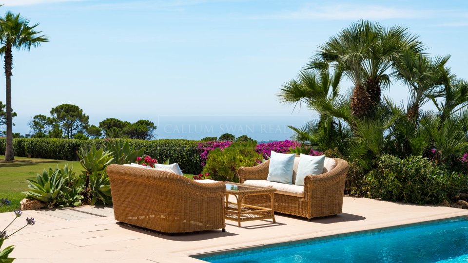 Estepona, Elegant Five-Bedroom Villa with Sea Views in El Velerín, Estepona