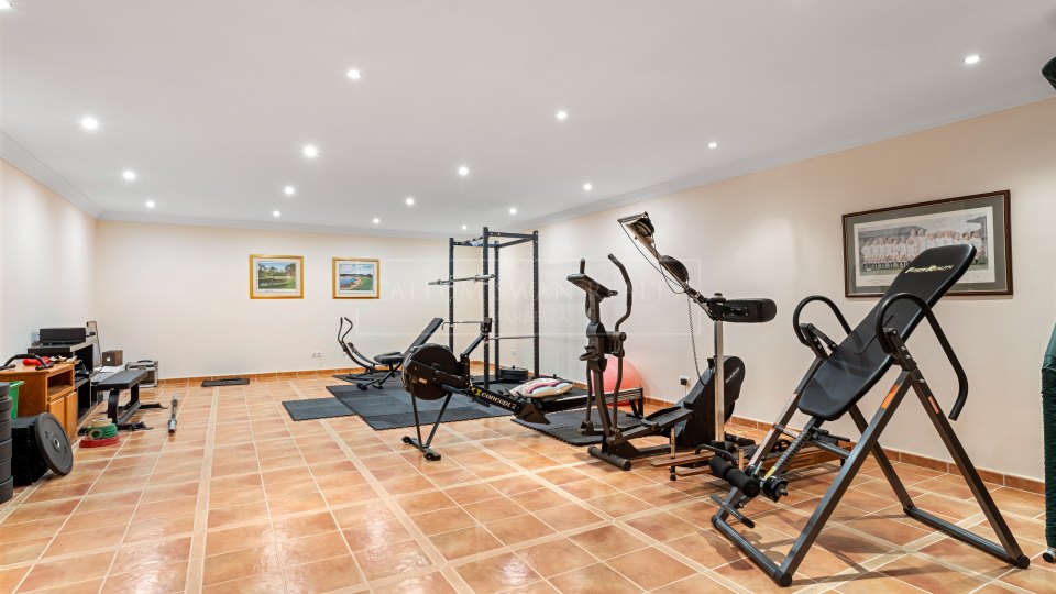 Estepona, Elegant Five-Bedroom Villa with Sea Views in El Velerín, Estepona