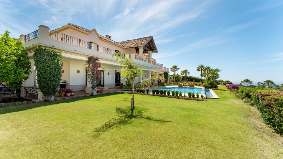 Estepona, Elegant Five-Bedroom Villa with Sea Views in El Velerín, Estepona