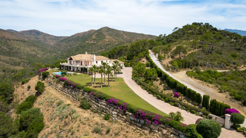 Estepona, Elegant Five-Bedroom Villa with Sea Views in El Velerín, Estepona