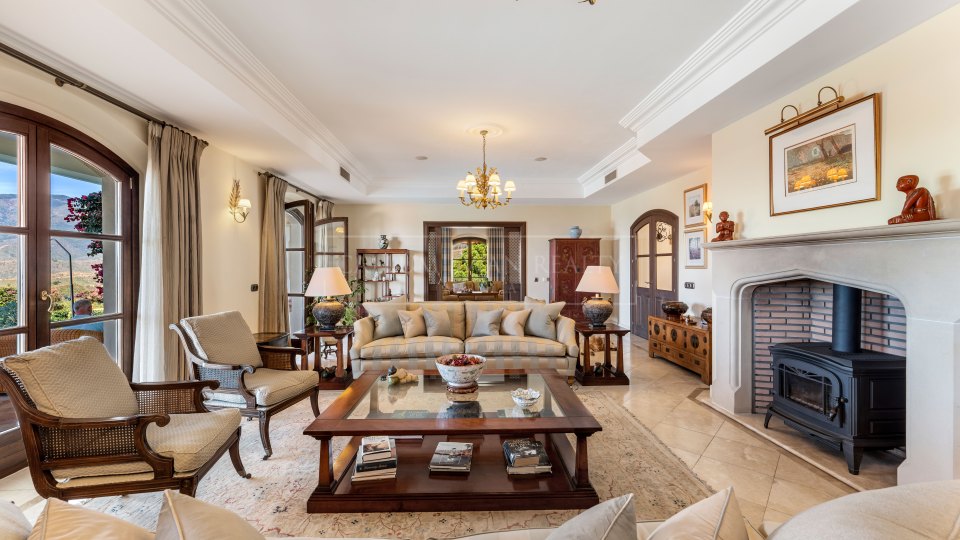 Estepona, Elegant Five-Bedroom Villa with Sea Views in El Velerín, Estepona