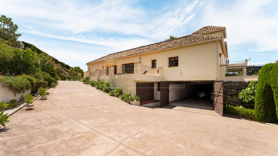 Estepona, Elegant Five-Bedroom Villa with Sea Views in El Velerín, Estepona