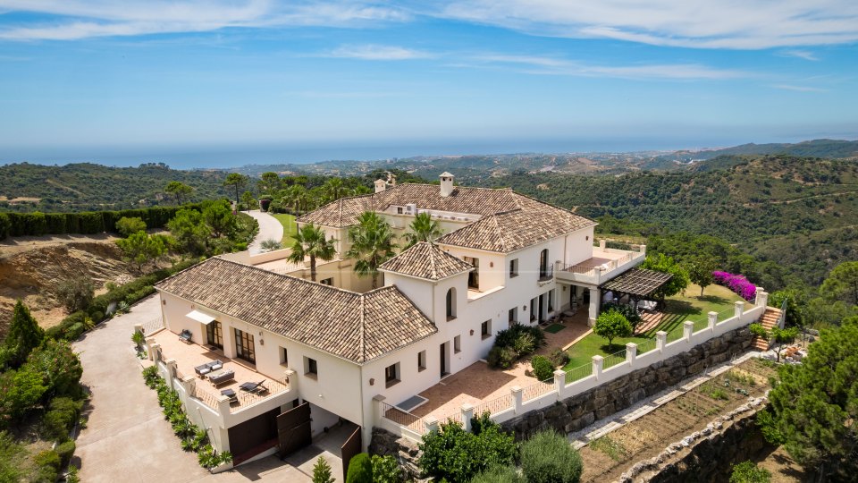 Estepona, Elegant Five-Bedroom Villa with Sea Views in El Velerín, Estepona