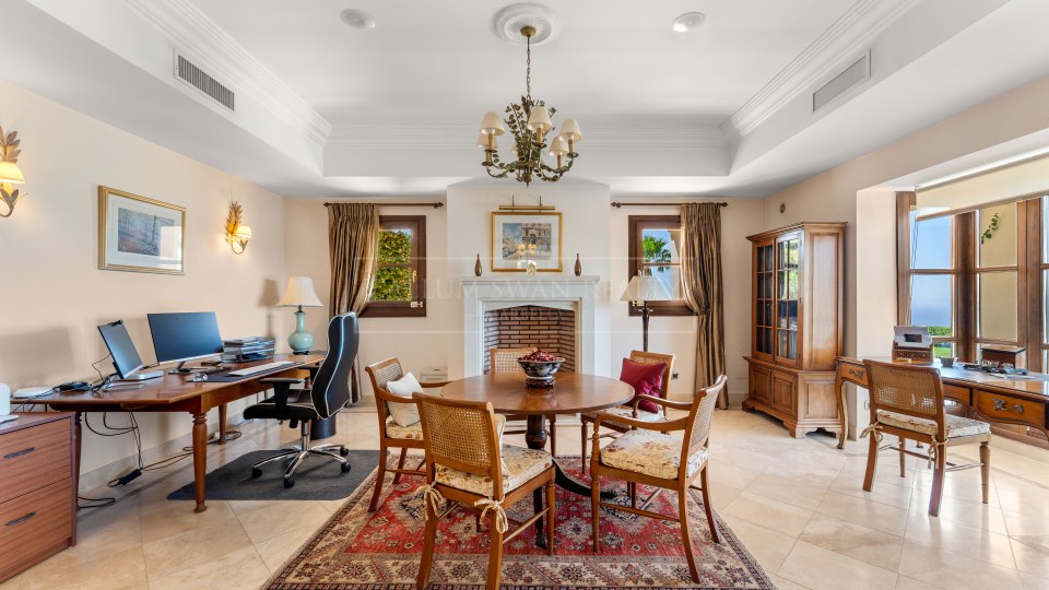 Estepona, Elegant Five-Bedroom Villa with Sea Views in El Velerín, Estepona