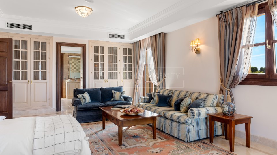 Estepona, Elegant Five-Bedroom Villa with Sea Views in El Velerín, Estepona
