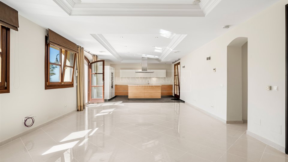 Estepona, Elegant Five-Bedroom Villa with Sea Views in El Velerín, Estepona