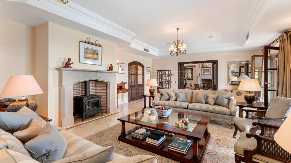 Estepona, Elegant Five-Bedroom Villa with Sea Views in El Velerín, Estepona