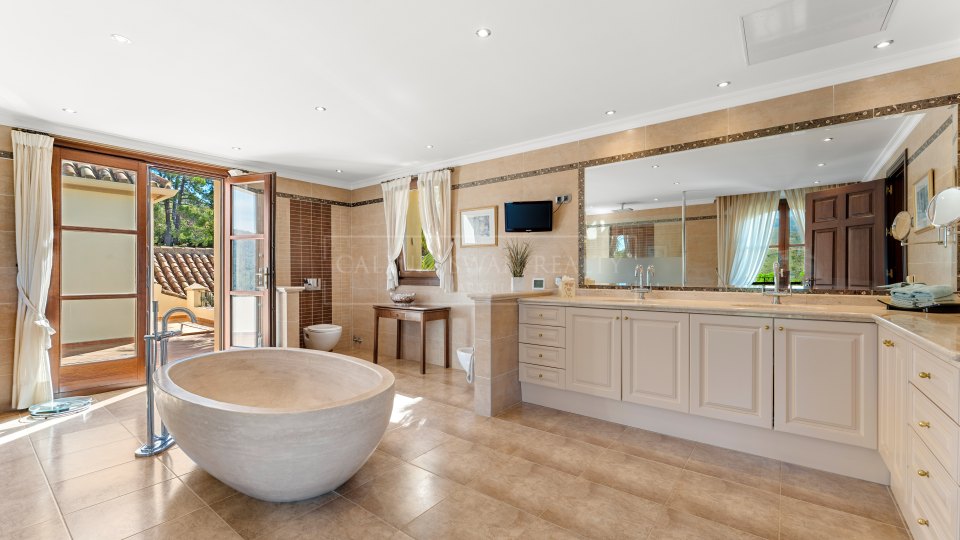 Estepona, Elegant Five-Bedroom Villa with Sea Views in El Velerín, Estepona