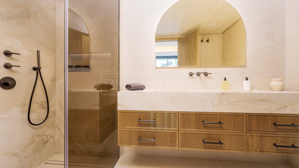 Nueva Andalucia, Spacieuse villa en bord de golf à Las Brisas, Nueva Andalucía