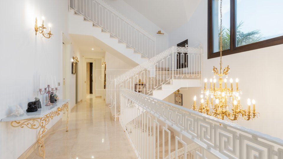 Estepona, Villa de plage contemporaine avec sept chambres à Casasola, Estepona