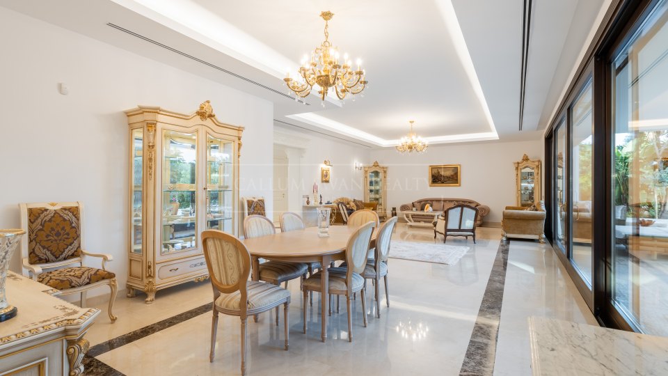Estepona, Villa de plage contemporaine avec sept chambres à Casasola, Estepona