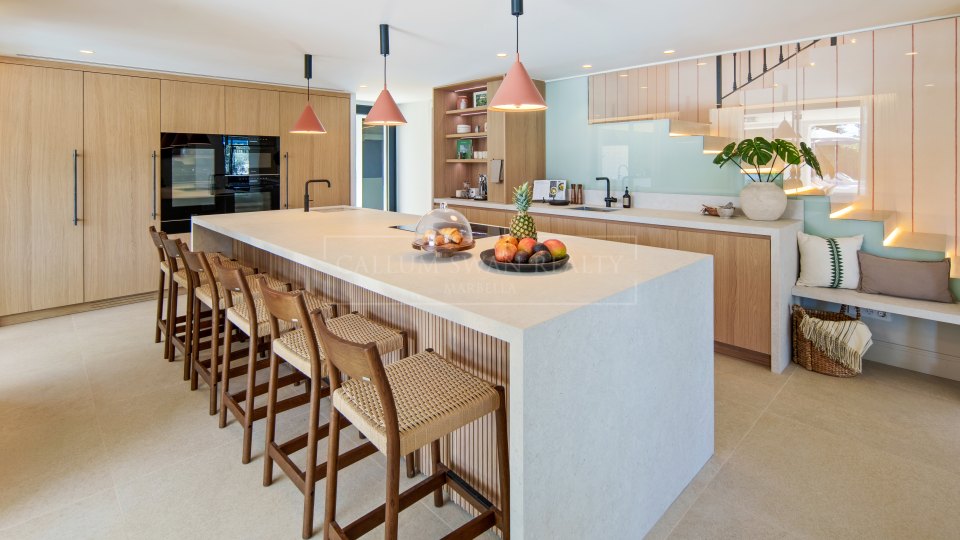 Nueva Andalucia, Five-Bedroom Frontline Golf Villa in La Cerquilla, Nueva Andalucía