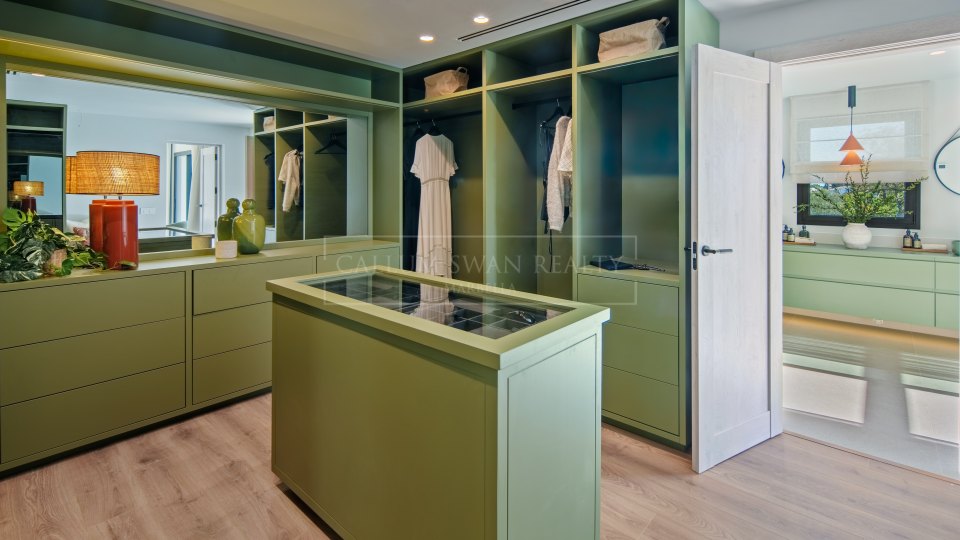 Nueva Andalucia, Five-Bedroom Frontline Golf Villa in La Cerquilla, Nueva Andalucía