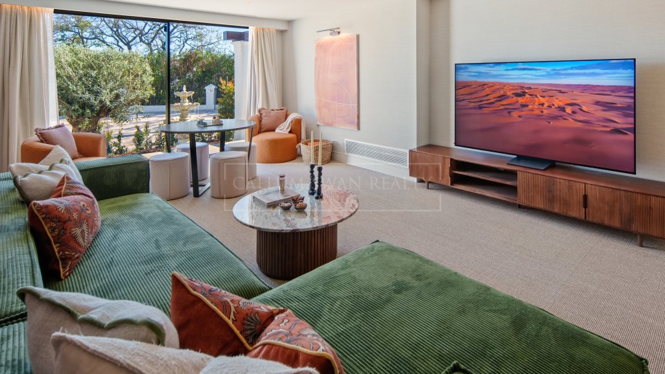 Nueva Andalucia, Five-Bedroom Frontline Golf Villa in La Cerquilla, Nueva Andalucía