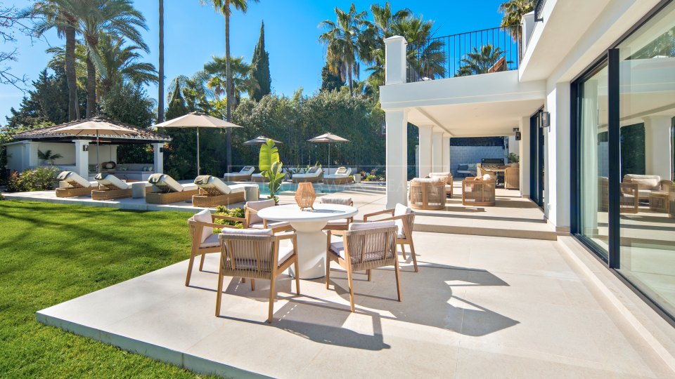 Nueva Andalucia, Five-Bedroom Frontline Golf Villa in La Cerquilla, Nueva Andalucía