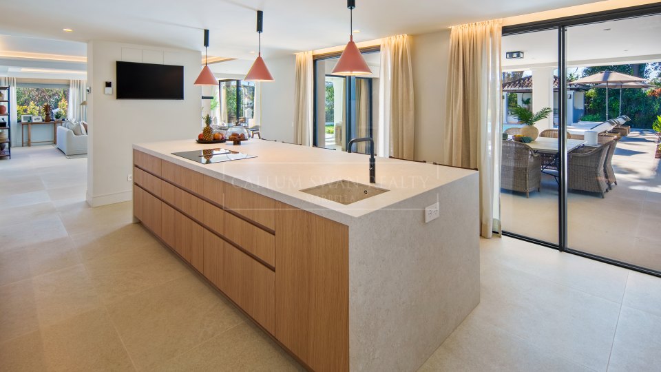 Nueva Andalucia, Five-Bedroom Frontline Golf Villa in La Cerquilla, Nueva Andalucía