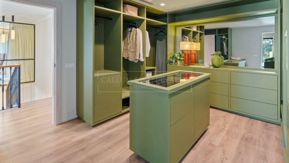Nueva Andalucia, Five-Bedroom Frontline Golf Villa in La Cerquilla, Nueva Andalucía