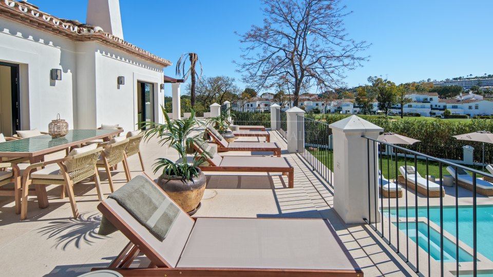 Nueva Andalucia, Five-Bedroom Frontline Golf Villa in La Cerquilla, Nueva Andalucía