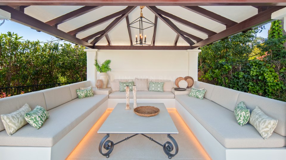 Nueva Andalucia, Five-Bedroom Frontline Golf Villa in La Cerquilla, Nueva Andalucía