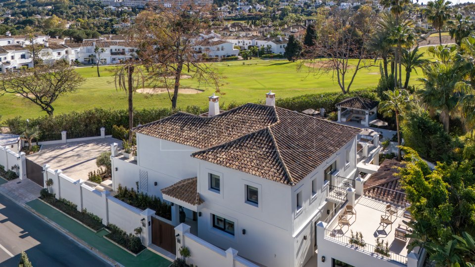 Nueva Andalucia, Five-Bedroom Frontline Golf Villa in La Cerquilla, Nueva Andalucía