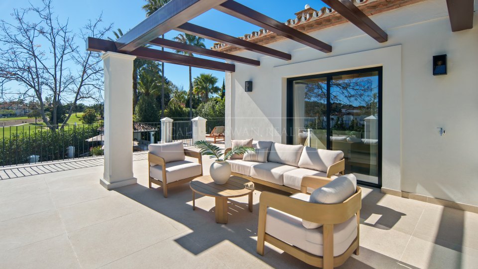 Nueva Andalucia, Five-Bedroom Frontline Golf Villa in La Cerquilla, Nueva Andalucía