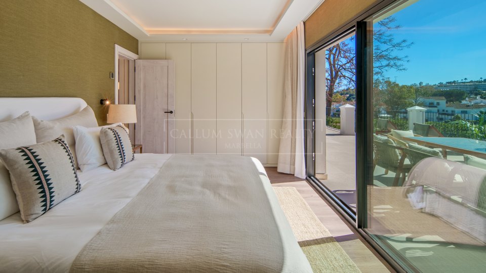 Nueva Andalucia, Five-Bedroom Frontline Golf Villa in La Cerquilla, Nueva Andalucía