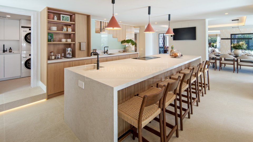 Nueva Andalucia, Five-Bedroom Frontline Golf Villa in La Cerquilla, Nueva Andalucía
