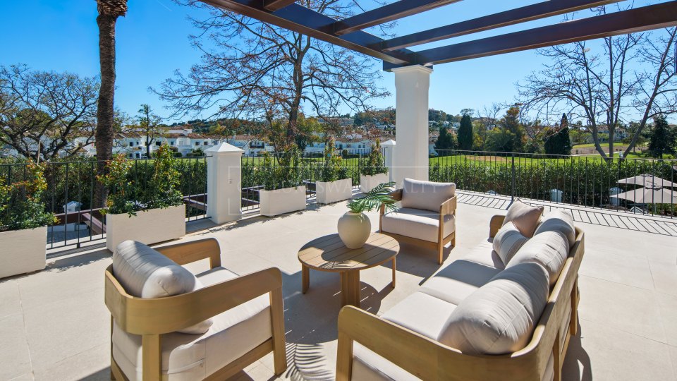 Nueva Andalucia, Five-Bedroom Frontline Golf Villa in La Cerquilla, Nueva Andalucía