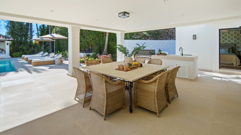 Nueva Andalucia, Five-Bedroom Frontline Golf Villa in La Cerquilla, Nueva Andalucía