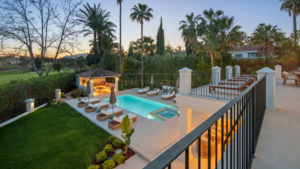 Nueva Andalucia, Five-Bedroom Frontline Golf Villa in La Cerquilla, Nueva Andalucía