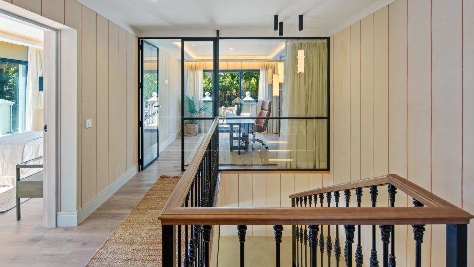 Nueva Andalucia, Five-Bedroom Frontline Golf Villa in La Cerquilla, Nueva Andalucía