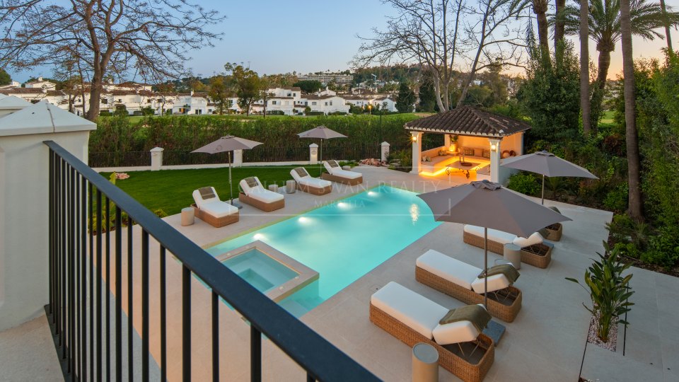 Nueva Andalucia, Five-Bedroom Frontline Golf Villa in La Cerquilla, Nueva Andalucía