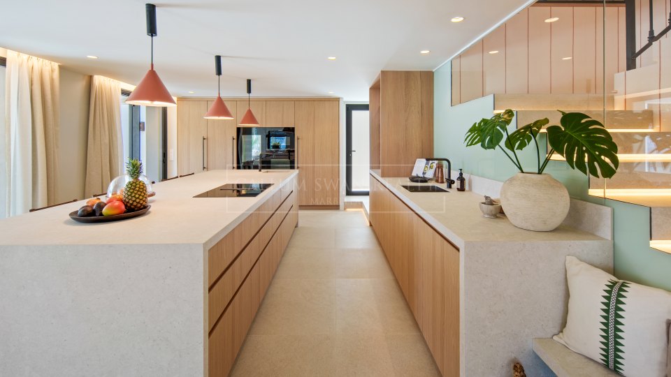 Nueva Andalucia, Five-Bedroom Frontline Golf Villa in La Cerquilla, Nueva Andalucía